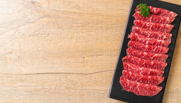 Świeże mięso wołowe surowe krojone marmurkową konsystencją — Zdjęcie stockowe