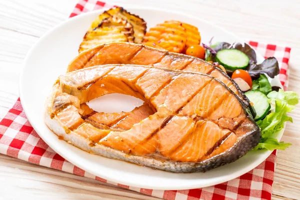 Filé de carne de salmão grelhado com legumes — Fotografia de Stock