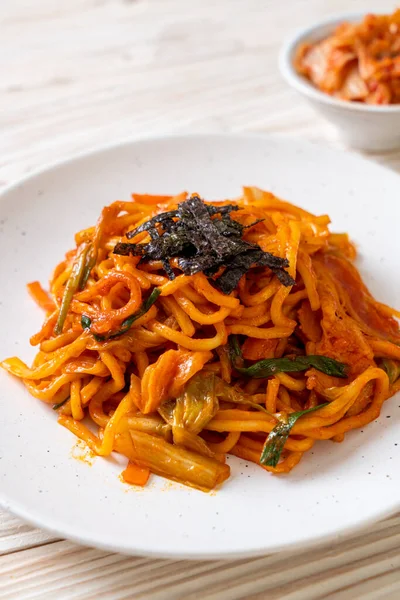 Mie goreng dengan saus pedas dan sayuran Korea — Stok Foto
