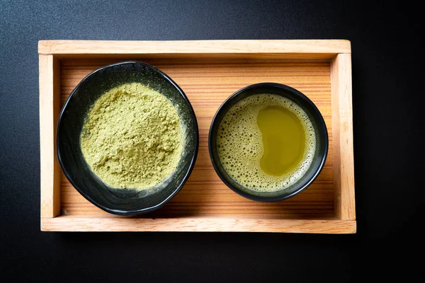 Xícara de chá verde matcha quente com pó de chá verde e batedor — Fotografia de Stock