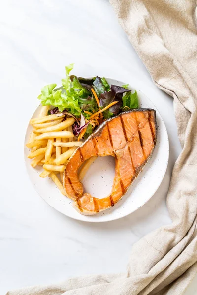 Filet de steak de saumon grillé aux légumes et frites — Photo