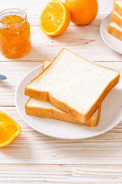 Rebanadas de pan con mermelada de naranja —  Fotos de Stock