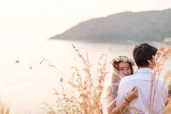 Glücklich junge asiatische Paar in der Liebe haben eine gute Zeit — Stockfoto