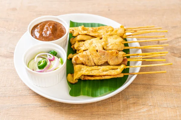 Sate babi - babi panggang disajikan dengan saus kacang atau manis dan — Stok Foto