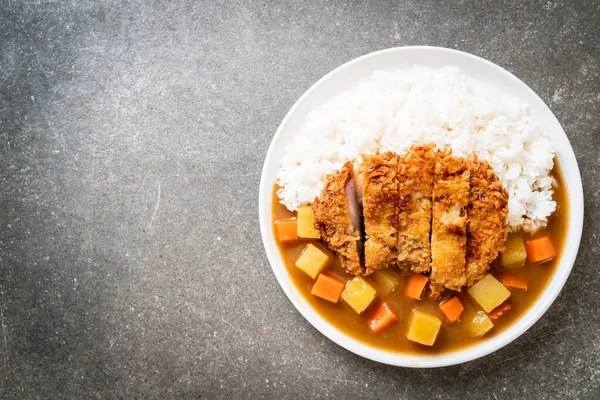 Knusprig gebratenes Schweineschnitzel mit Curry und Reis — Stockfoto