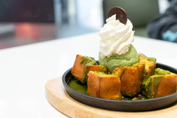Chleb tosty z matcha zielona herbata lody — Zdjęcie stockowe