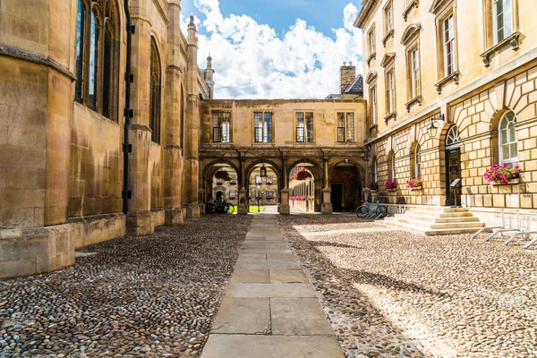 Wejście do Peterhouse, Kolegium Uniwersytetu Cambridge, Engla — Zdjęcie stockowe