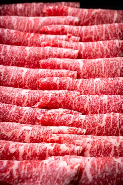 Świeże mięso wołowe surowe krojone marmurkową konsystencją — Zdjęcie stockowe