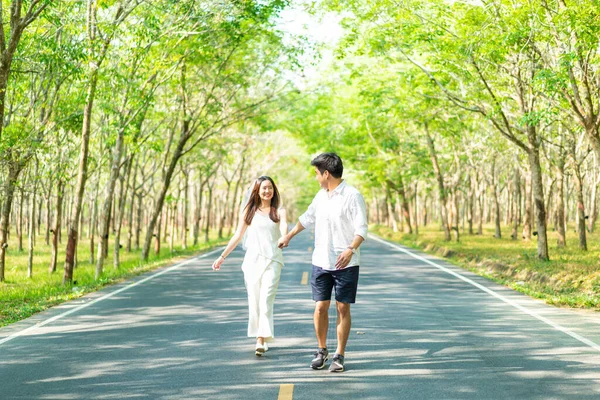 Feliz ásia casal no amor no estrada com árvore arco — Fotografia de Stock