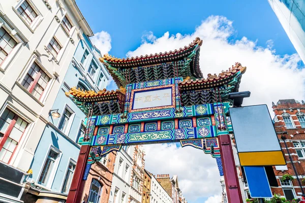Входные ворота Китайского квартала Лондона в традиционном китайском дизайне, En — стоковое фото
