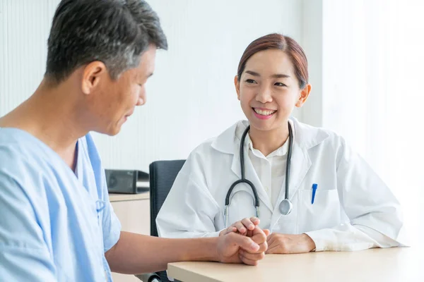 Ázsiai női orvos és a beteg megbeszélnek valamit Sitti — Stock Fotó