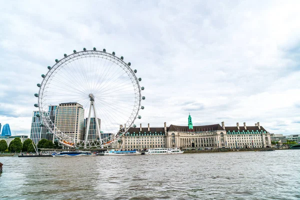 伦敦/乌- 2019年9月2日：伦敦眼与泰晤士河在L — 图库照片