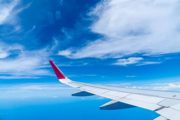 Nuvens e céu como visto através da janela de uma aeronave — Fotografia de Stock