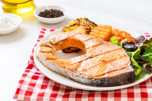 Filetto di bistecca di salmone alla griglia con patatine fritte e verdure — Foto Stock