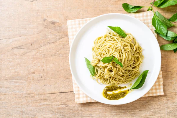 Spaghetti z sosem pesto, oliwa z oliwek i liści bazylii. — Zdjęcie stockowe
