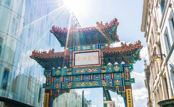 Portão de entrada de Londres Chinatown em design chinês tradicional, En — Fotografia de Stock