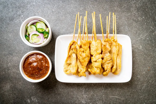 Cerdo satay - Cerdo a la parrilla servido con salsa de maní o dulce y —  Fotos de Stock