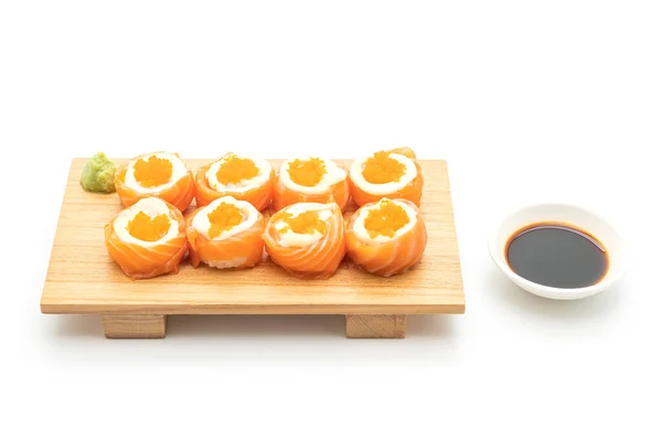 Friss lazac sushi tekercs majonézzel és garnélarák tojással — Stock Fotó
