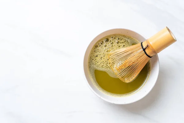 抹茶グリーンティーカップに抹茶パウダーと泡立て器 — ストック写真