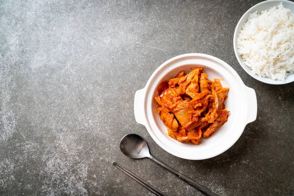 Cerdo frito con kimchi —  Fotos de Stock