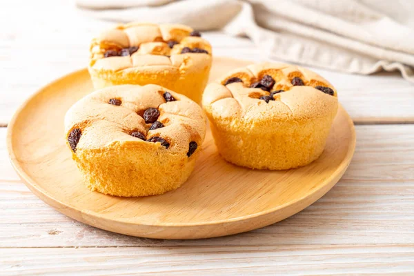 Gâteau de tasse d'éponge avec raisin — Photo