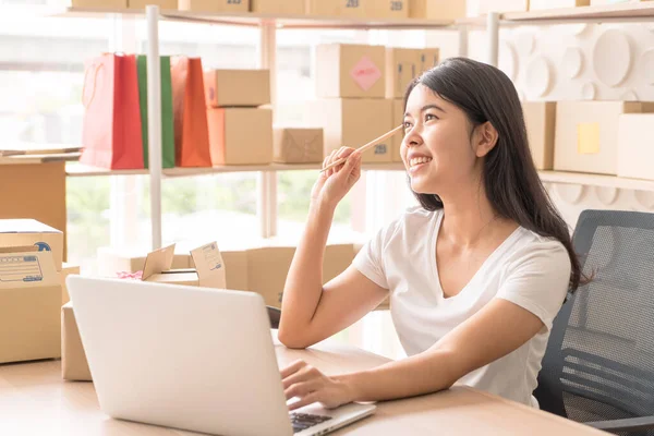 Właściciel małej firmy, Kobieta sprawdzanie zamówienia zakupu w laptopie — Zdjęcie stockowe