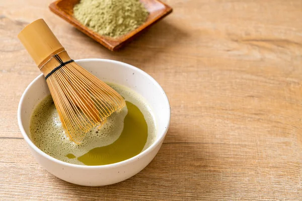 Taza de té verde matcha caliente con polvo de té verde y batidor — Foto de Stock