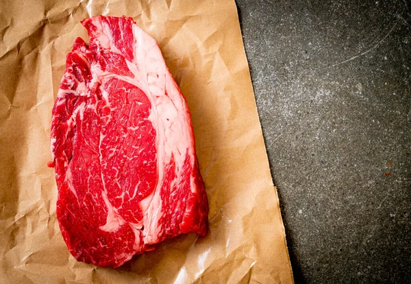 Свежий говяжий стейк — стоковое фото