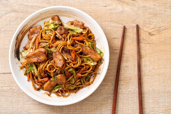 Gebratene Yakisoba-Nudeln mit Schweinefleisch — Stockfoto