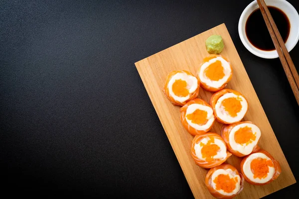 新鲜的鲑鱼寿司卷,蛋黄酱和虾蛋 图库图片