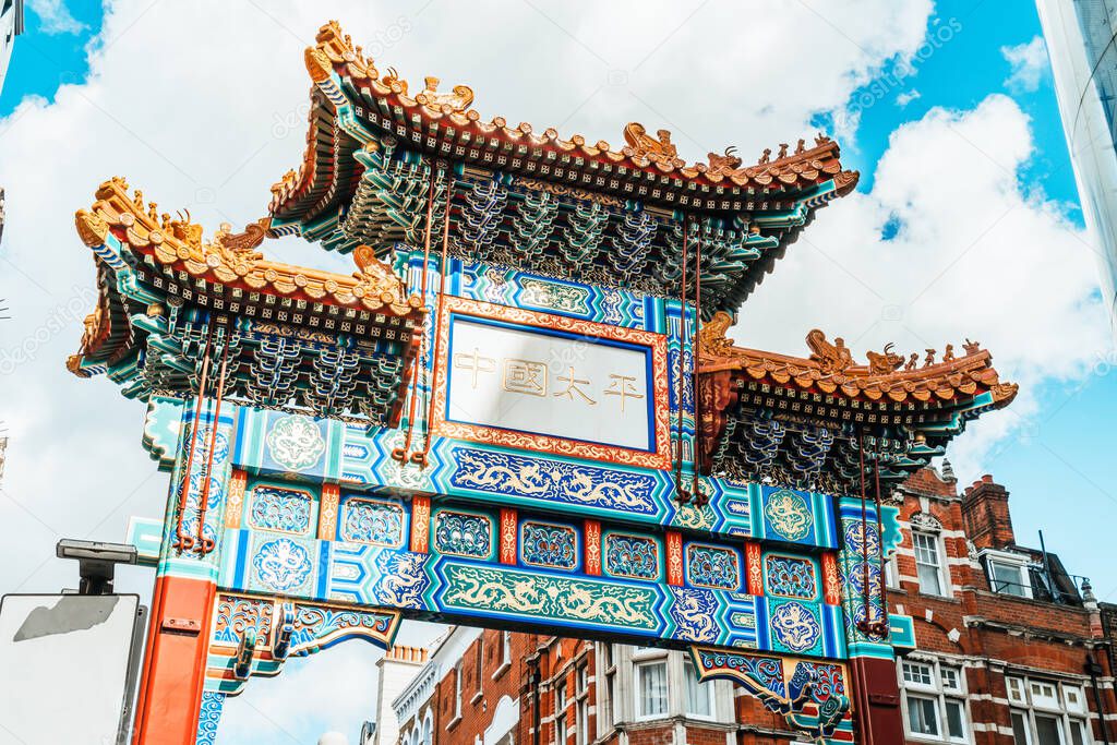 London Chinatown entrance gate in traditional chinese design, En