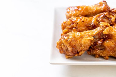 Soslu kızarmış tavuk.