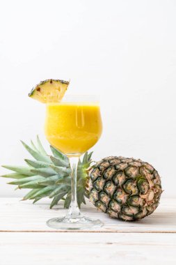 taze ananas güler yüzlü cam ahşap masa üzerinde