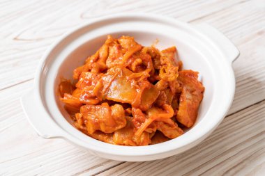 kimchi ile tavada kızartılmış domuz eti