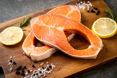 taze çiğ somon fileto biftek