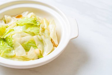 Balık soslu tavada kızartılmış lahana