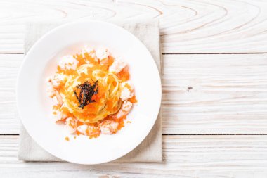 karidesler ve karides yumurtası ile spagetti kremsi