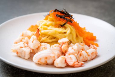 karidesler ve karides yumurtası ile spagetti kremsi
