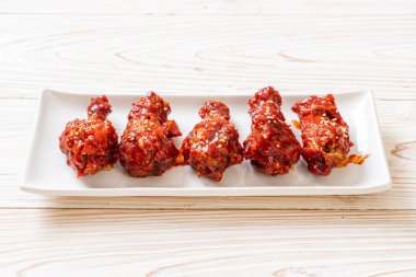 Baharatlı soslu kızarmış tavuk 