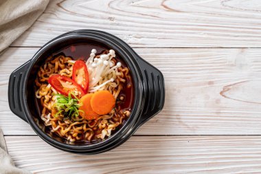 siyah kase Kore anlık erişte