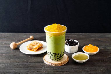 kabarcık ve bal kabarcıkları ile yeşil çay latte