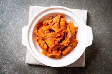 kimchi ile tavada kızartılmış domuz eti