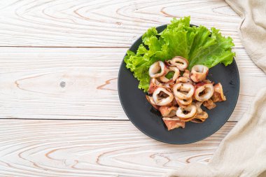 plaka üzerinde ızgara kalamar