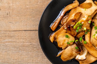 tavada kızartılmış Kral istiridye, istiridye soslu mantar