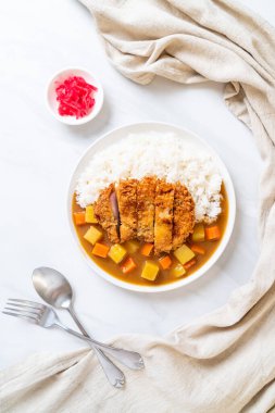 Çıtır çıtır kızarmış domuz pirzola köri ve pilav ile 