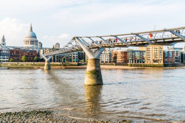 Gün batımında St Pauls Katedrali ve Milenyum Köprüsü