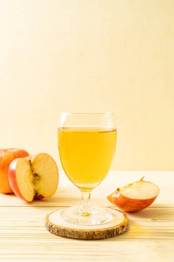 Kırmızı elma meyvesi ile elma suyu