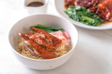 Kızarmış ördek erişte