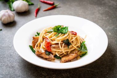 tavuk ve fesleğen ile karıştırın-kızarmış spagetti