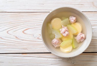 Kış karpuz çorbası, kıymalı domuz eti ve yumurtalı tofu.